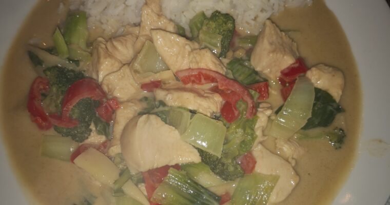Grünes Thai-Curry mit Hühnchen