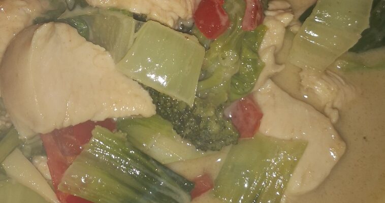 Grünes Thai-Curry mit Hühnchen