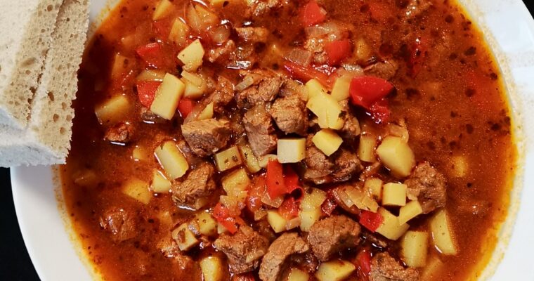 Oma’s Gulaschsuppe mit Kartoffeln