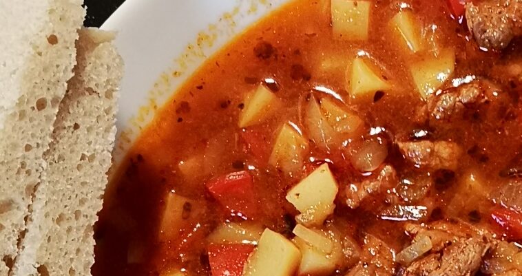 Oma’s Gulaschsuppe mit Kartoffeln