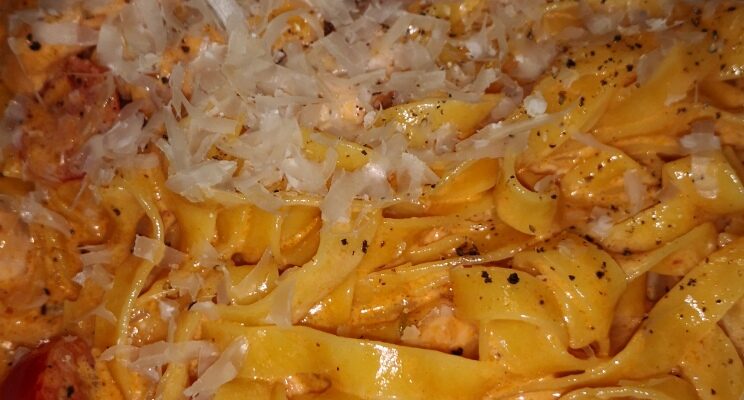 Tagliatelle mit Lachs in tomatierter Sahnesauce