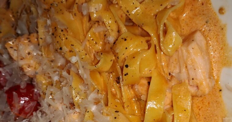 Tagliatelle mit Lachs in tomatierter Sahnesauce