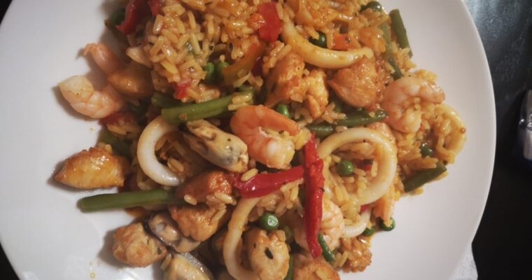 Paella mit Hühnchen und Meeresfrüchten