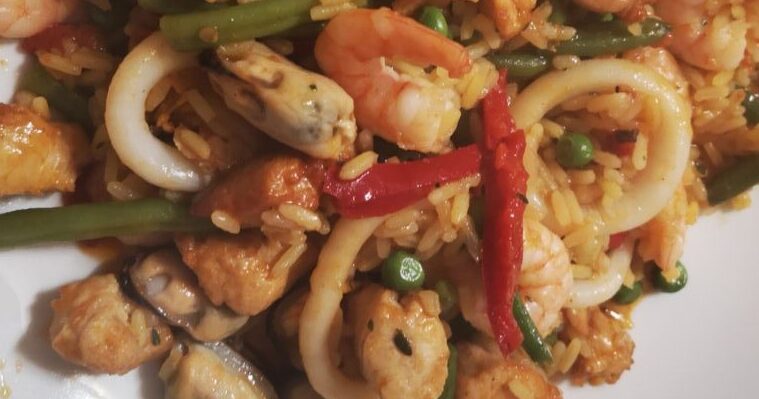 Paella mit Hühnchen und Meeresfrüchten